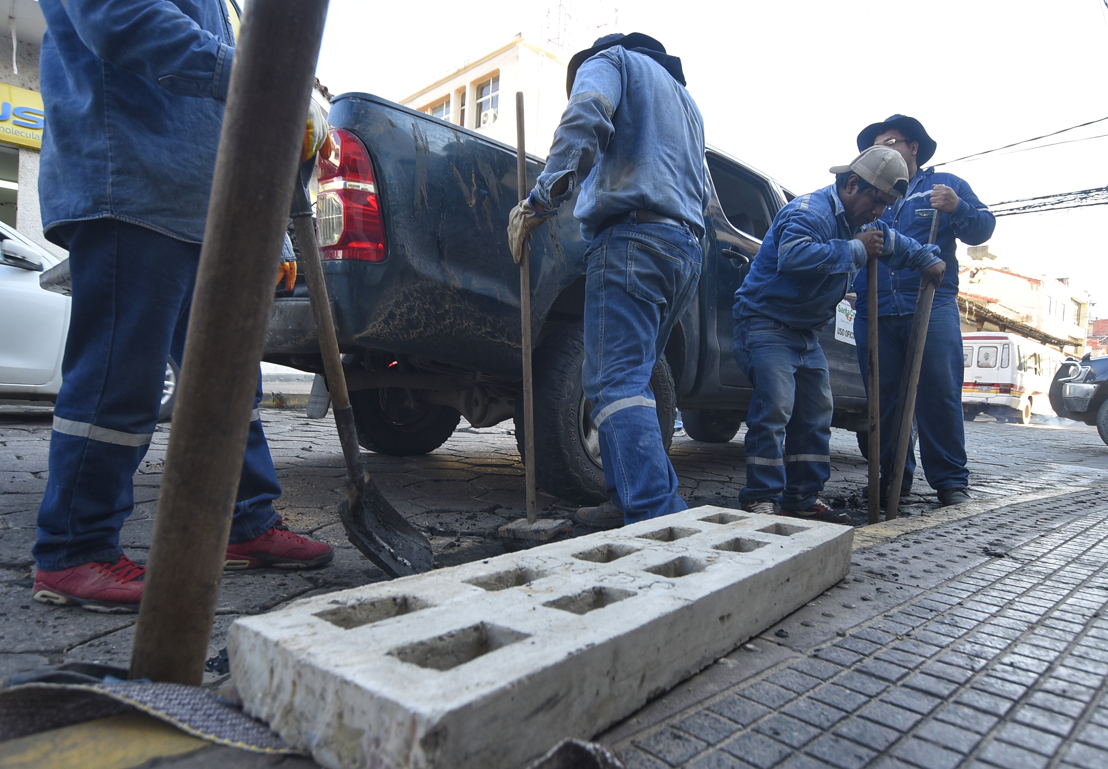 Imagen de noticia: Alcaldía sustituye tapas de alcantarilla robadas por nuevas piezas de hormigón armado para cortar el problema de raíz